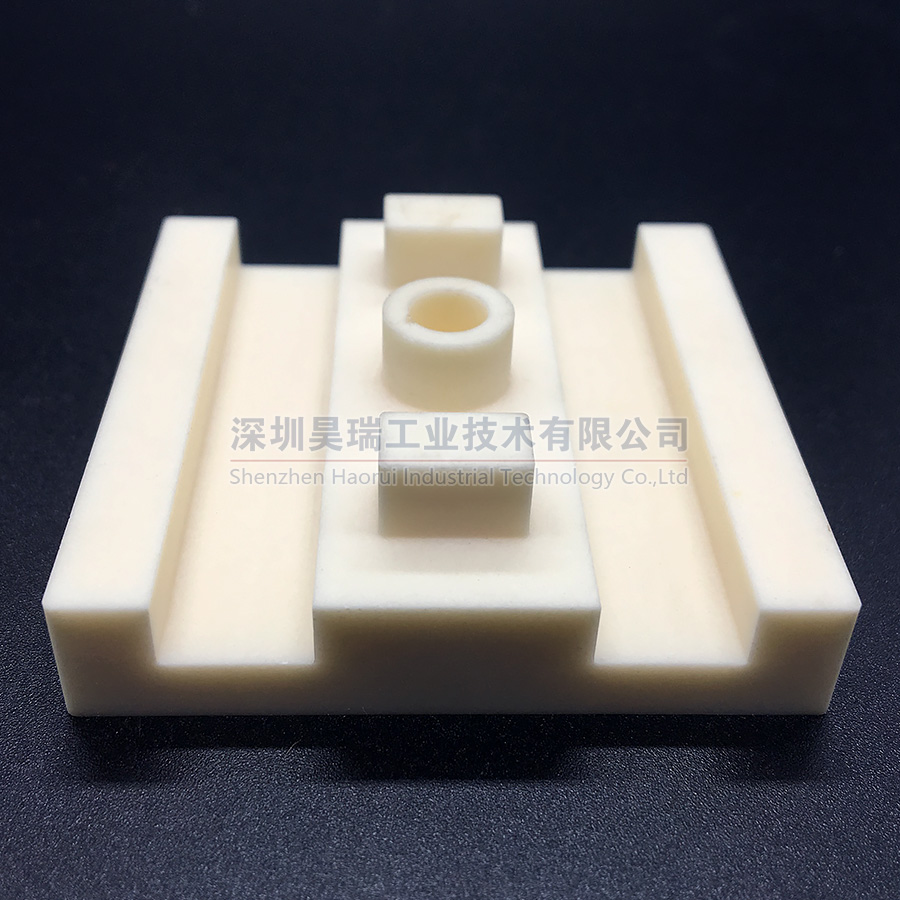 Aluminiumoxid-Keramik-Isolator. Kundenspezifische Hochleistungs-Keramikkomponenten