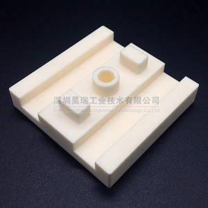 Aluminiumoxid-Keramik-Isolator. Kundenspezifische Hochleistungs-Keramikkomponenten